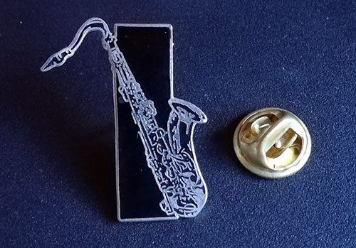 Saxophone : Black saxophone vintage enamel pin, pin, France, 1990 - 8 €