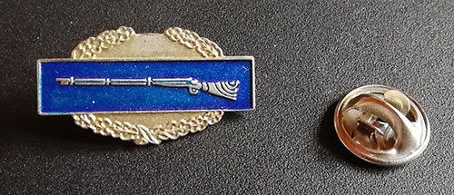 Rifle : Rifle gun vintage enamel pin, pin, France, 1990 - £ 6.88